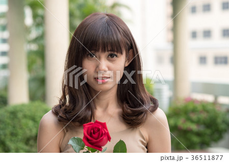 若い女性 バラ 花束 若い女性 バラ 花束 36511877