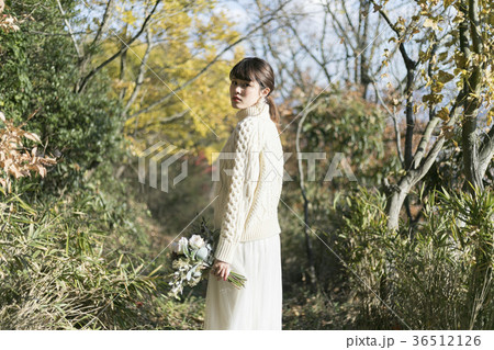 森の女性 36512126