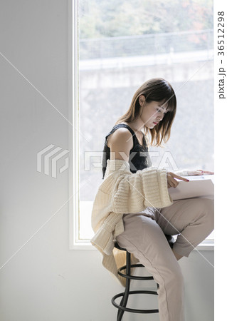 読書する女性 読書する女性 36512298