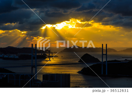 鍋冠山からの夕陽と光芒　女神大橋と伊王島の眺め 36512631