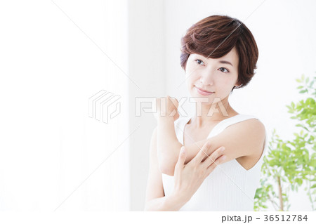 ビューティー　女性　スキンケア　ビューティ　若い女性　美容 36512784