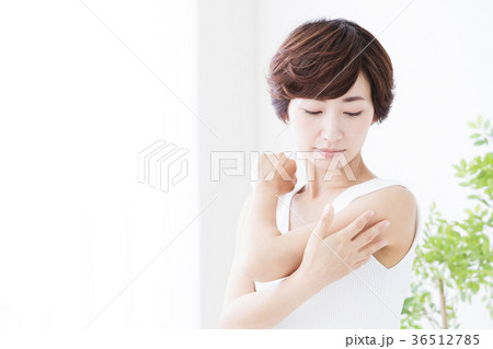 ビューティー　女性　スキンケア　ビューティ　若い女性　美容 36512785