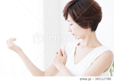 ビューティー　女性　スキンケア　ビューティ　若い女性　美容 36512786