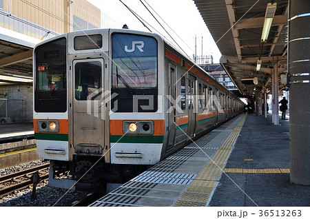 鴻巣駅に停車中の211系普通列車 36513263