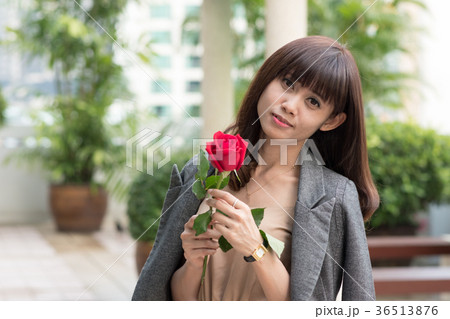 若い女性　バラ　ラブ 36513876