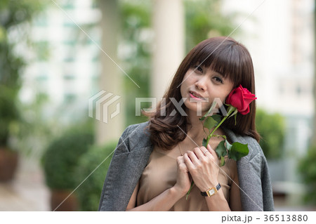 若い女性 バラ ラブ 若い女性 バラ ラブ 36513880