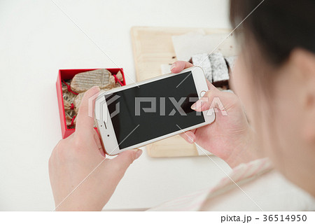 お菓子作りをする女性 お菓子作りをする女性 36514950