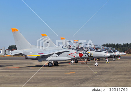 地上のT-4練習機 36515766
