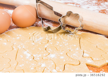The process of baking homemade cookies. 36516292