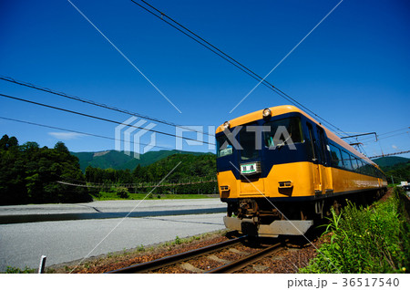 塩郷の吊り橋と大井川鐵道を走る近鉄近鉄系電車の写真素材