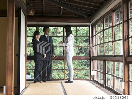 日本文化を説明するシニアスタッフと話を聞く若い女性 36518045