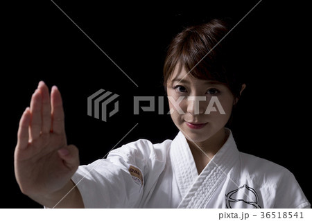 女性空手イメージ　黒背景 36518541