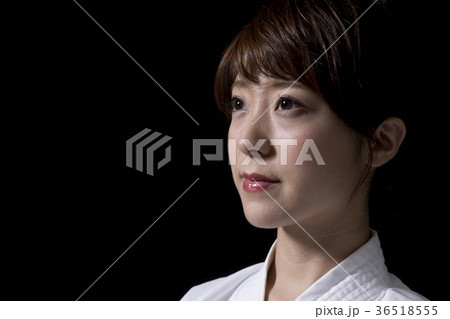 女性空手イメージ　黒背景 36518555