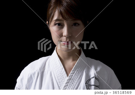 女性空手イメージ 黒背景 女性空手イメージ 黒背景 36518569