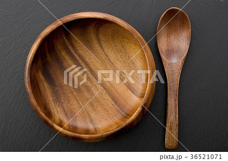 木のスプーンと木の器 36521071