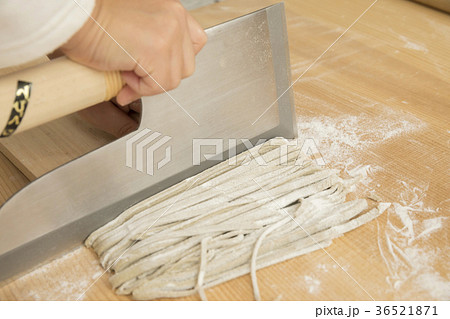 そば打ち体験　小学生子供手元 36521871