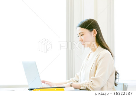 女性会社員　OL　ビジネスイメージ　オフィスレディ 36522537