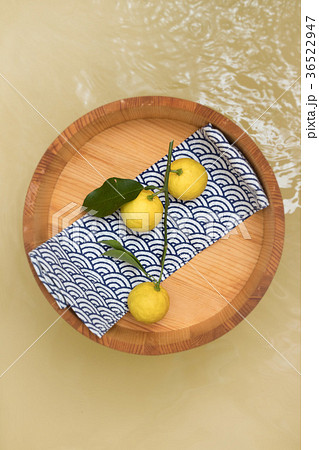 ゆず湯のイメージ　hot citron bath Japanese style 36522947