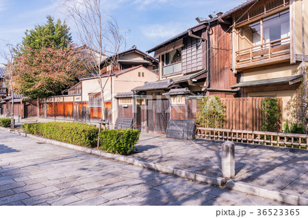 日本の秋 京都 祇園 巽橋と伝統的建造物群 36523365