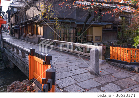 日本の秋 京都 祇園 巽橋と伝統的建造物群 36523371
