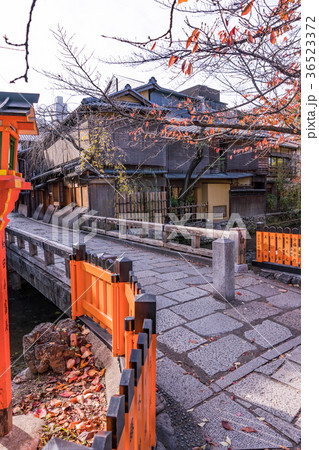 日本の秋 京都 祇園 巽橋と伝統的建造物群の写真素材