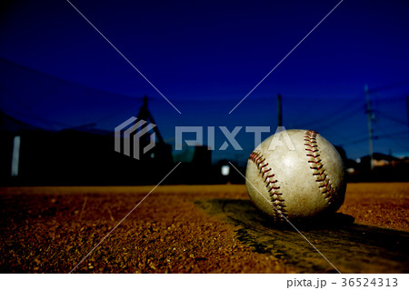 日暮れの野球 36524313