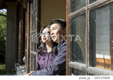 古民家の縁側でくつろぐシニア夫婦 36524866