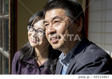 古民家の縁側でくつろぐシニア夫婦 36524867