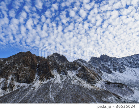前穂高岳とひつじ雲 36525024