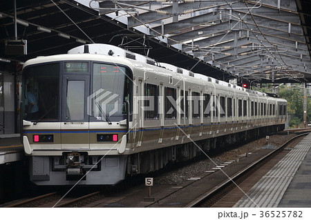大阪環状線直通の大和路線221系 36525782