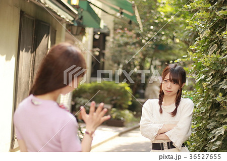 待ち合わせに遅刻した女性 待ち合わせに遅刻した女性 36527655