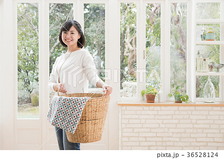 洗濯かごをもつ若い女性 洗濯かごをもつ若い女性 36528124