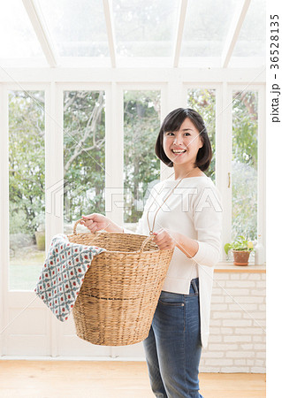 洗濯かごをもつ若い女性 洗濯かごをもつ若い女性 36528135