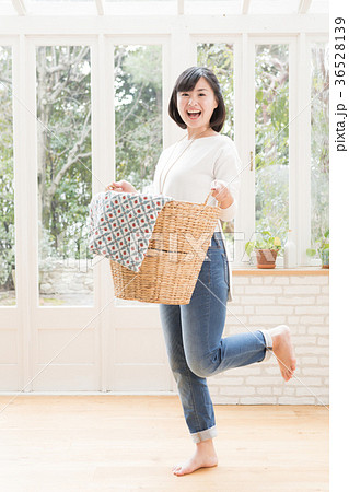 洗濯かごをもつ若い女性 洗濯かごをもつ若い女性 36528139