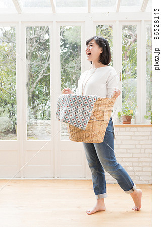 洗濯かごをもつ若い女性 洗濯かごをもつ若い女性 36528145