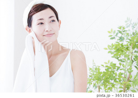 洗顔 クレンジング ビューティー 女性 スキンケア ビューティ 若い女性 美容 洗顔 クレンジング ビューティー 女性 スキンケア ビューティ 若い女性 美容 36530261