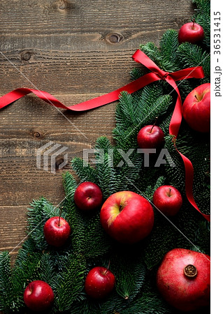 ざくろと林檎のクリスマスツリー 黒木材背景の写真素材