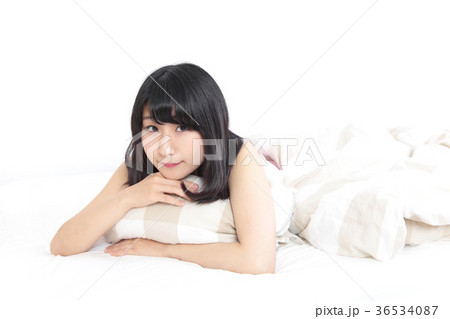 リラックスする女性 36534087