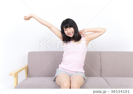 リラックスする女性 リラックスする女性 36534101