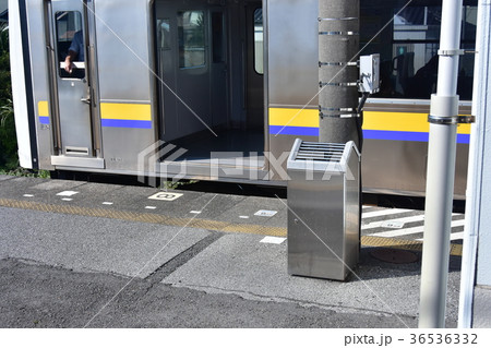 プラットホームの灰皿 36536332