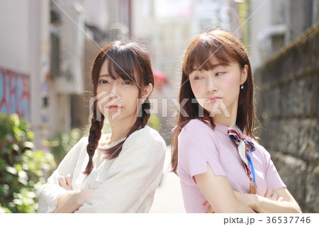 街中で考えこむ若い2人 街中で考えこむ若い2人 36537746