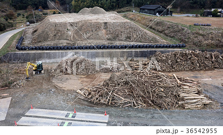 九州北部豪雨後のゴミ集積所・流木の有効利用 九州北部豪雨後のゴミ集積所・流木の有効利用 36542955