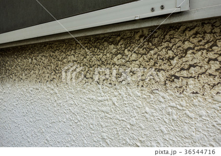 窓下の外壁汚れ 36544716