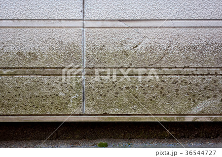 カビやコケ 汚れた外壁の写真素材