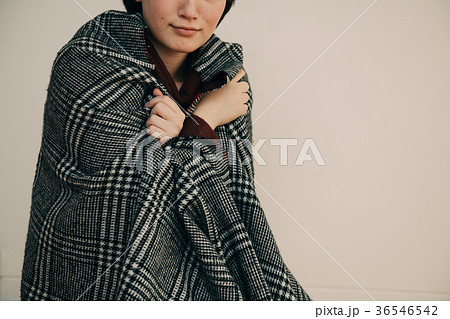 ブランケットに包まる若い女性 36546542