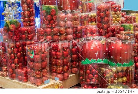 Shelf with red Christmas tree decoration balls 36547147