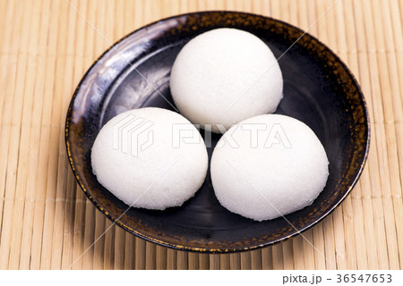 皿の上の3個のかるかん饅頭 36547653