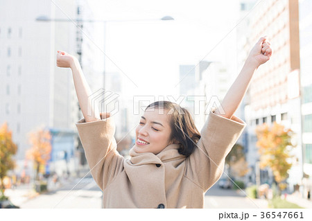 深呼吸する女性 36547661