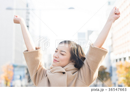 深呼吸する女性 36547663