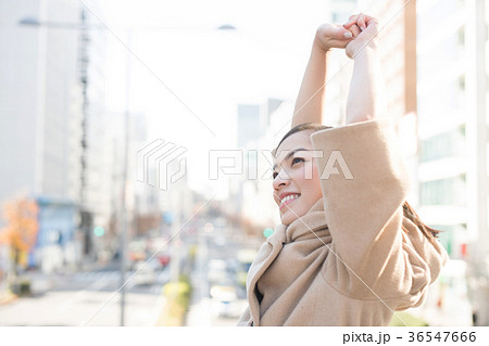 深呼吸する女性 深呼吸する女性 36547666